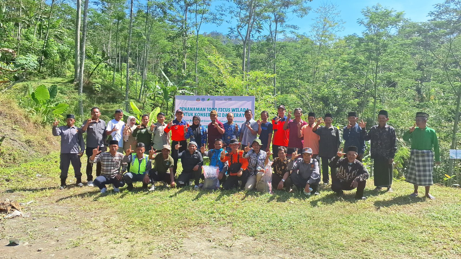 Alumni FISIP UI Donasikan Bibit Buah-buahan ke Kampung Ilmu Serayu Network