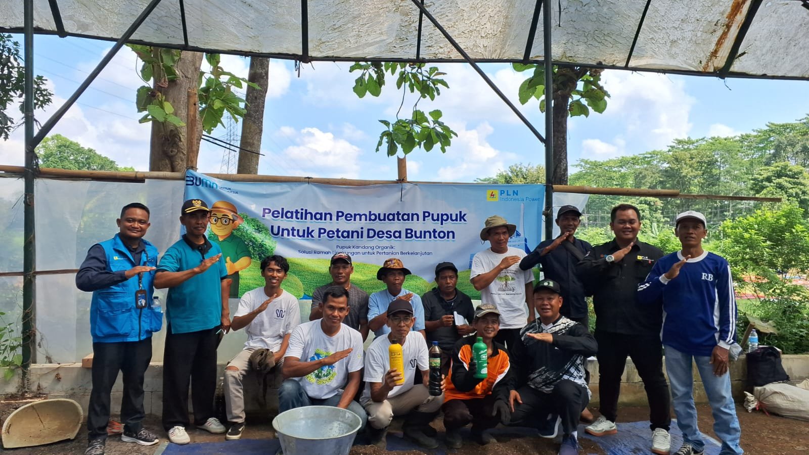 Pelatihan Membuat Pupuk Organik Bersama Petani Desa Bunton
