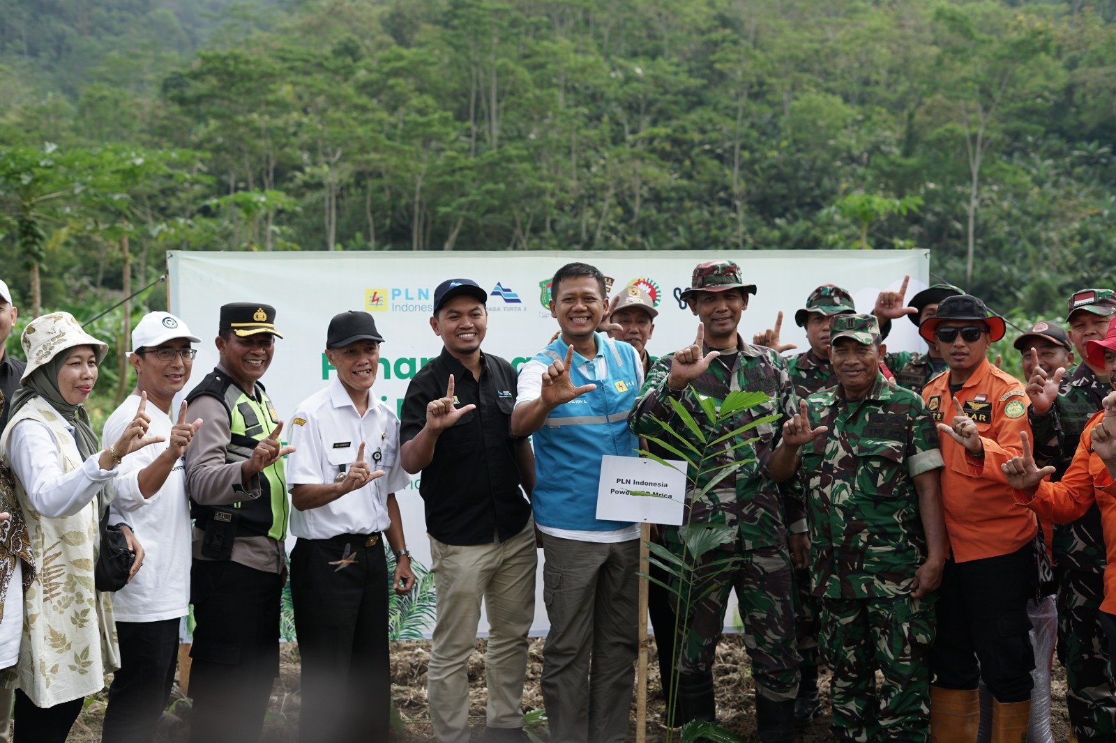 Kolaborasi Lintas Sektor di Hari Lingkungan Hidup, PLN IP Mrica dan PJT I Hijaukan Hulu DAS Serayu dengan Pohon Aren Multifungsi