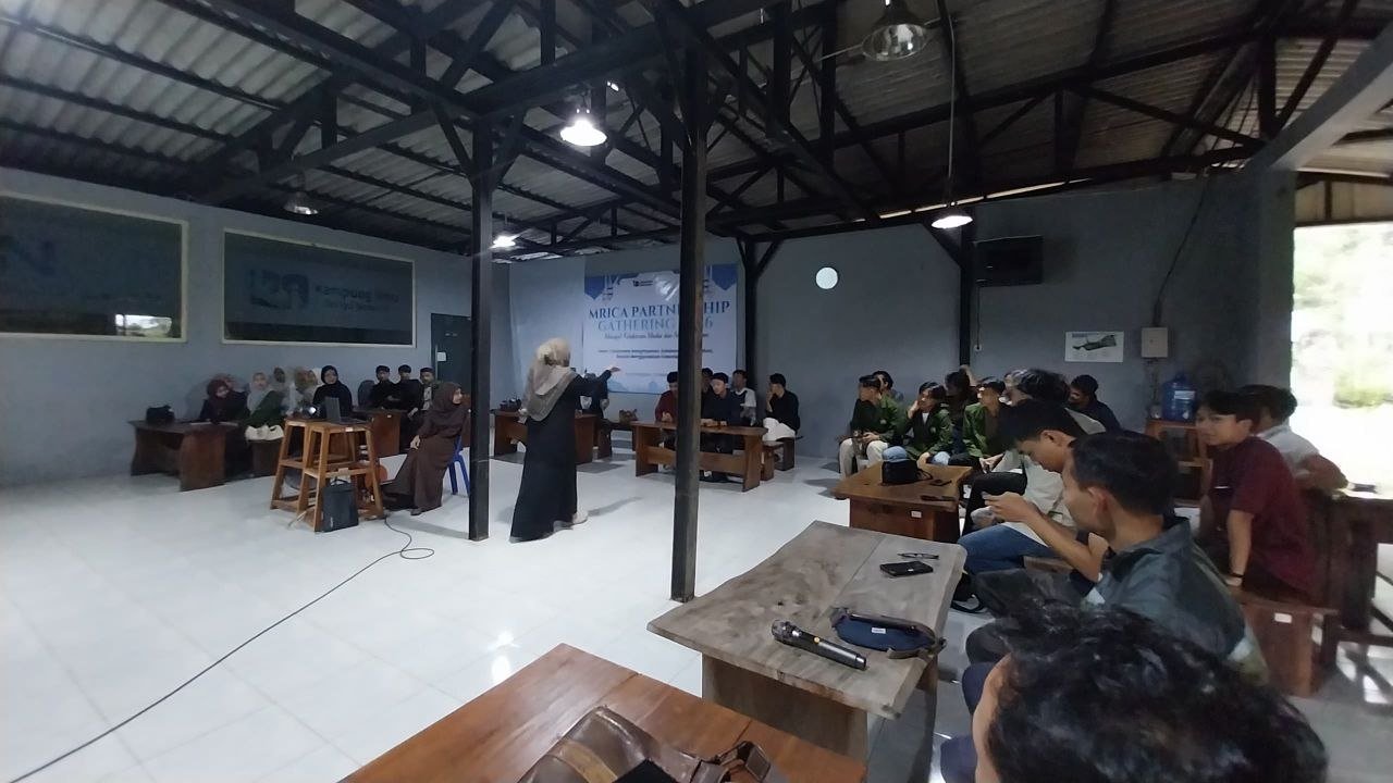 Lahirkan Semangat Perubahan, Mahasiswa dari 5 Kampus di Banjarnegara Ikuti Pelatihan Public Speaking di Kampung Ilmu